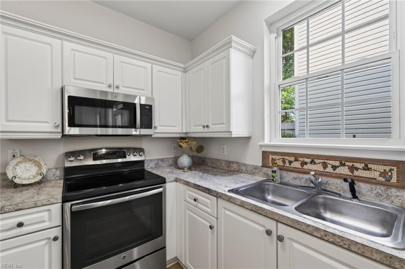 Photo 11 of 36 residential for sale in Chesapeake virginia