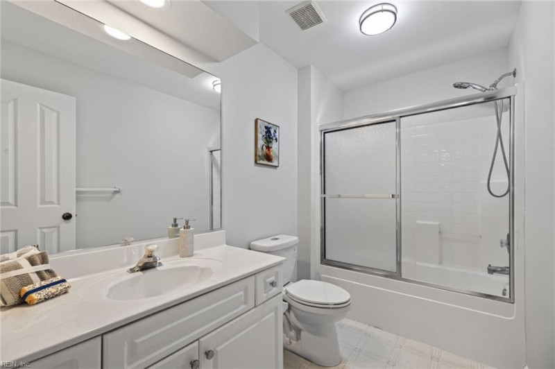 Photo 12 of 36 residential for sale in Chesapeake virginia