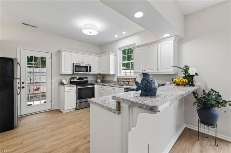 Photo 9 of 36 residential for sale in Chesapeake virginia