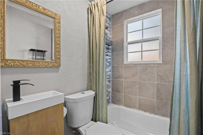 Photo 18 of 25 residential for sale in Portsmouth virginia