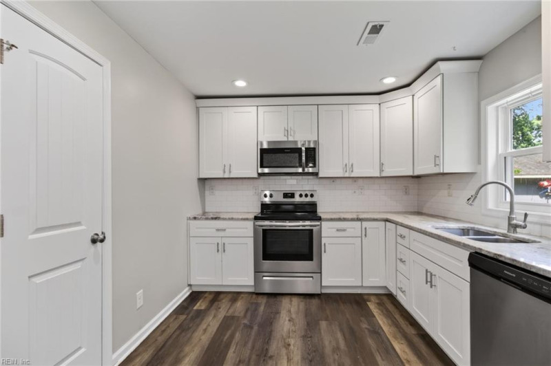 Photo 11 of 31 residential for sale in Virginia Beach virginia