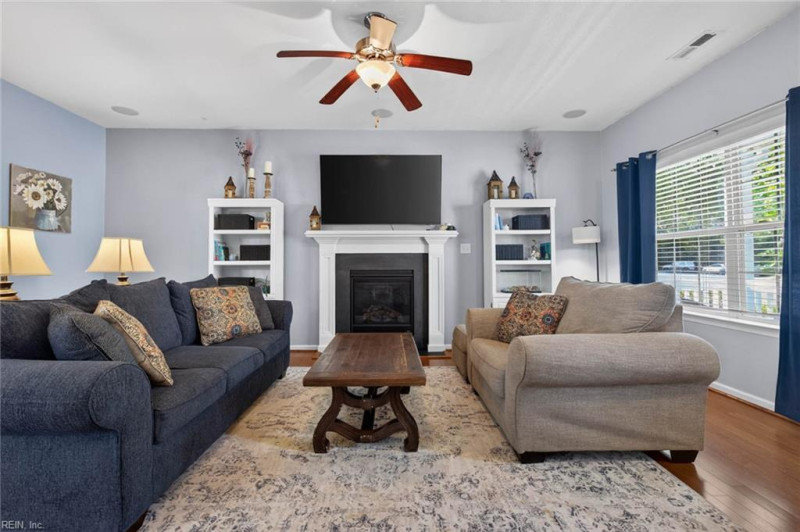 Photo 5 of 49 residential for sale in Chesapeake virginia