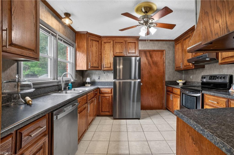 Photo 13 of 41 residential for sale in Hampton virginia
