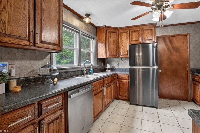 Photo 14 of 41 residential for sale in Hampton virginia