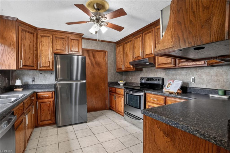 Photo 15 of 41 residential for sale in Hampton virginia