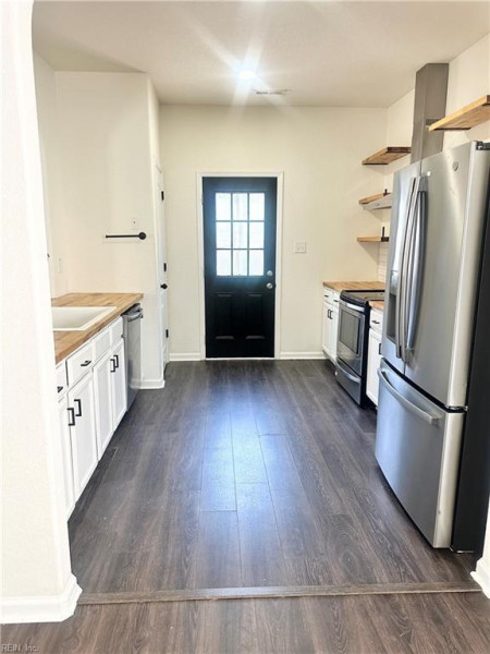 Photo 4 of 25 residential for sale in Chesapeake virginia