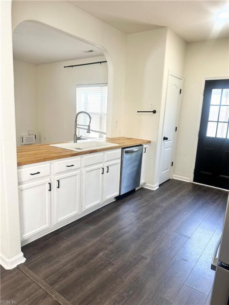 Photo 5 of 25 residential for sale in Chesapeake virginia