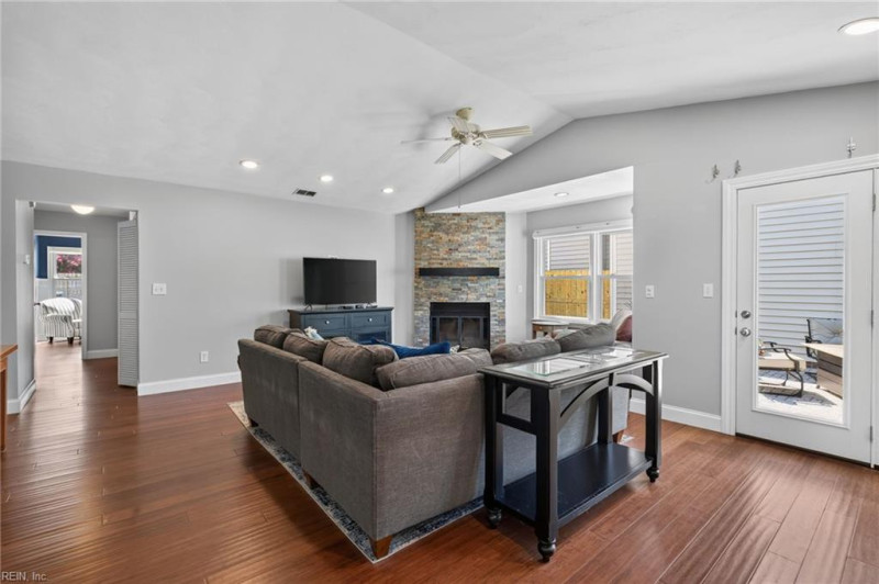 Photo 3 of 36 residential for sale in Chesapeake virginia