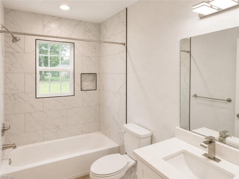 Photo 8 of 11 residential for sale in Portsmouth virginia