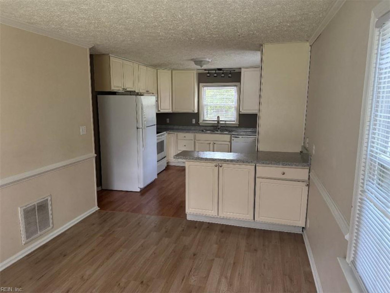 Photo 5 of 12 residential for sale in York County virginia