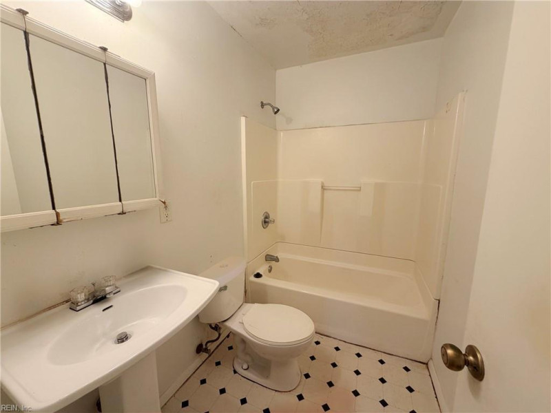 Photo 11 of 17 residential for sale in Norfolk virginia