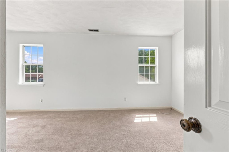 Photo 10 of 43 residential for sale in Chesapeake virginia
