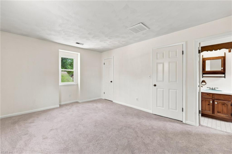 Photo 4 of 43 residential for sale in Chesapeake virginia