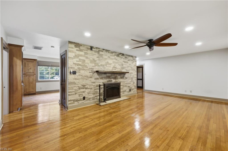 Photo 18 of 49 residential for sale in Virginia Beach virginia
