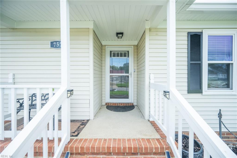 Photo 3 of 27 residential for sale in Chesapeake virginia