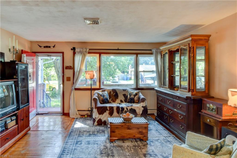 Photo 8 of 45 residential for sale in Chesapeake virginia
