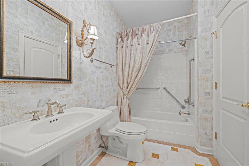 Photo 11 of 49 residential for sale in Chesapeake virginia
