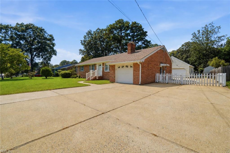 Photo 2 of 16 residential for sale in Chesapeake virginia
