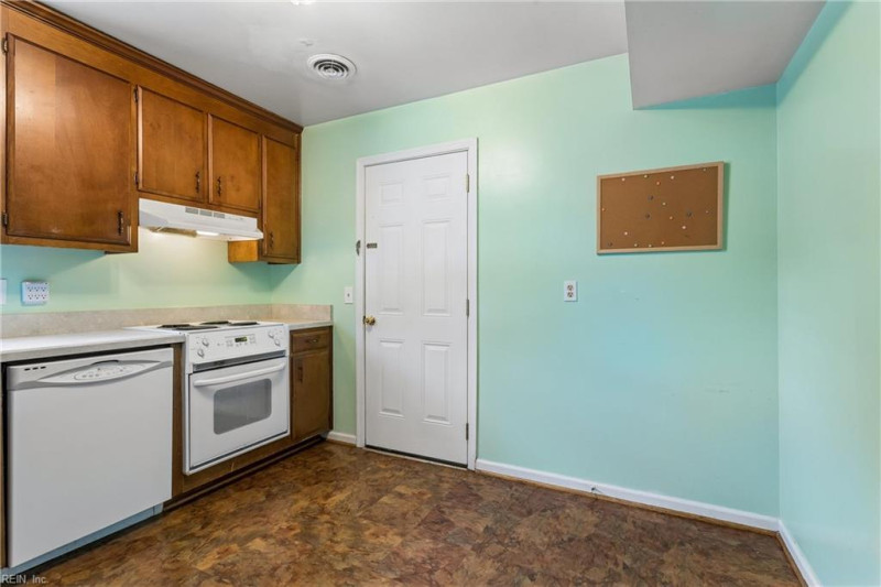 Photo 10 of 36 residential for sale in Poquoson virginia