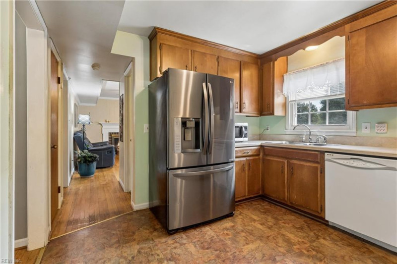 Photo 11 of 36 residential for sale in Poquoson virginia