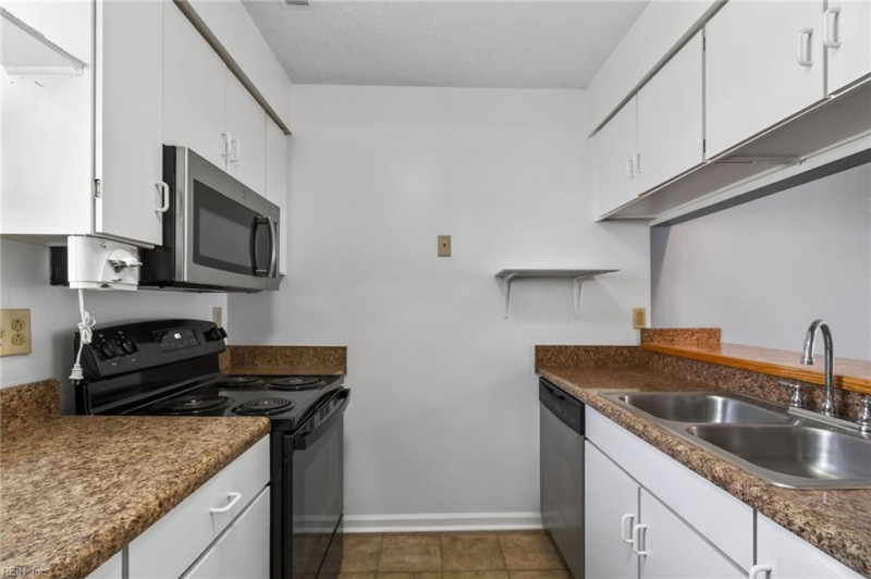 Photo 11 of 24 residential for sale in Chesapeake virginia