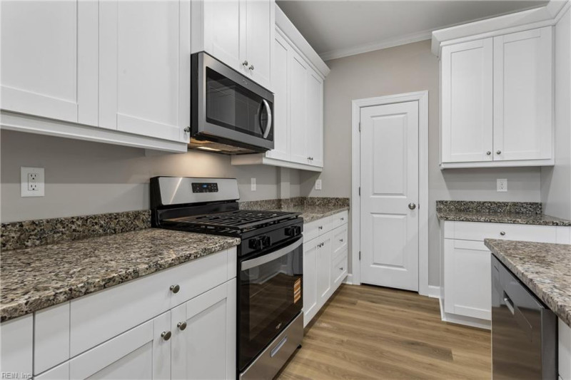 Photo 4 of 39 residential for sale in James City County virginia