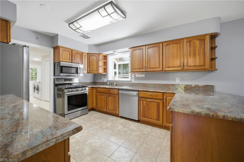 Photo 11 of 34 residential for sale in Virginia Beach virginia
