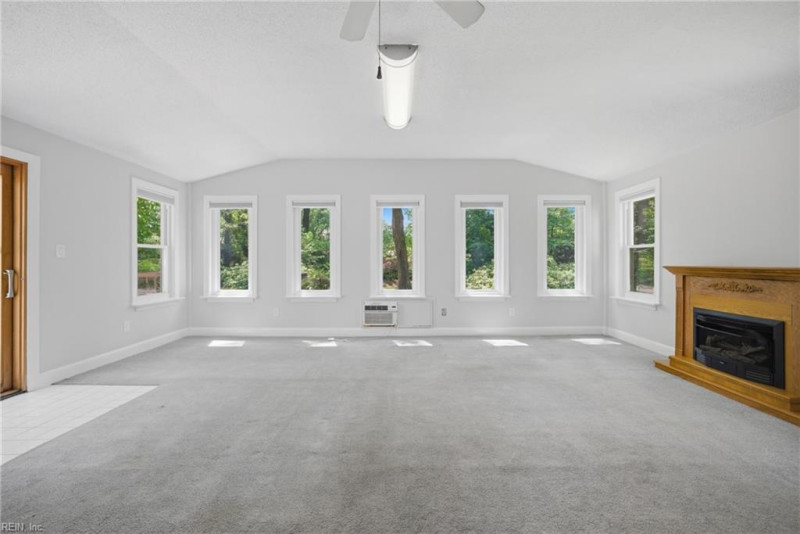 Photo 13 of 34 residential for sale in Virginia Beach virginia
