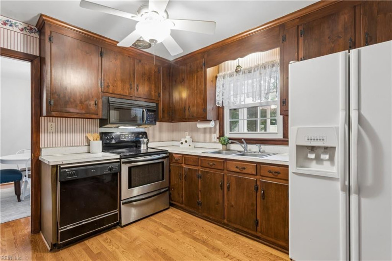 Photo 10 of 32 residential for sale in York County virginia