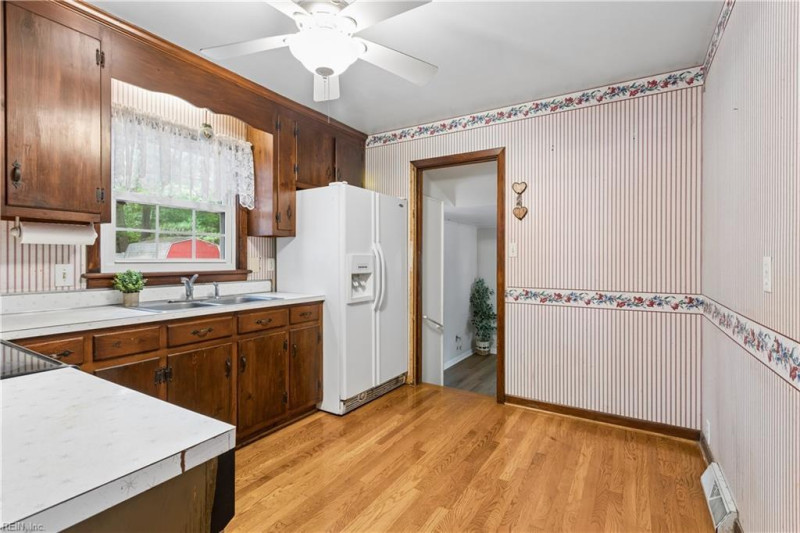 Photo 9 of 32 residential for sale in York County virginia