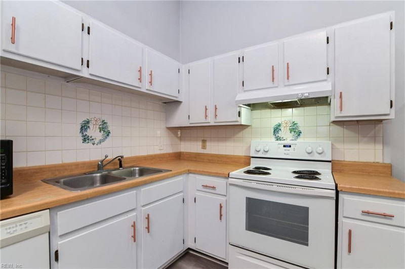 Photo 10 of 36 residential for sale in Virginia Beach virginia