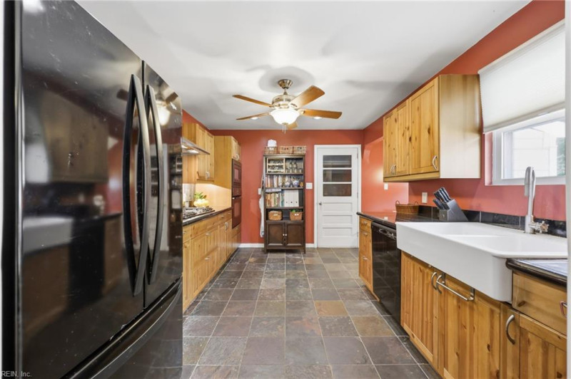 Photo 10 of 38 residential for sale in Virginia Beach virginia