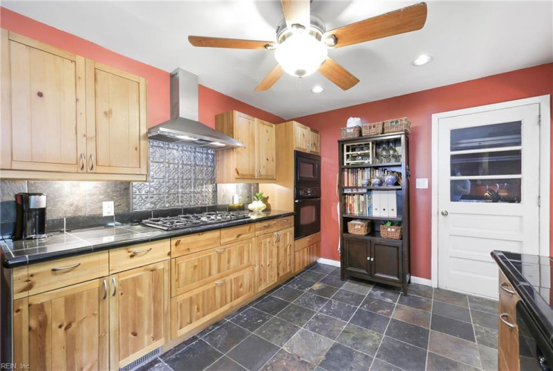 Photo 11 of 38 residential for sale in Virginia Beach virginia