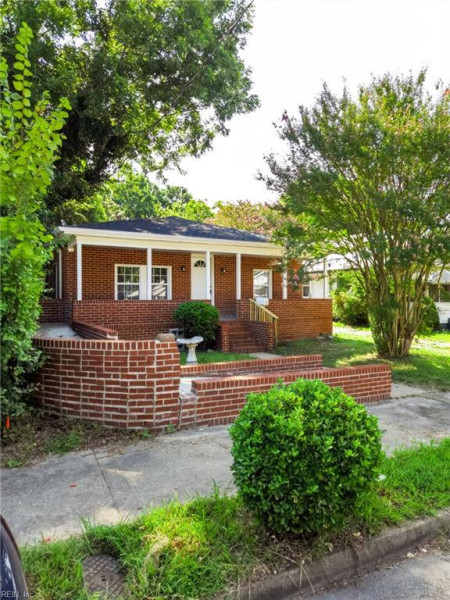Photo 3 of 34 residential for sale in Suffolk virginia