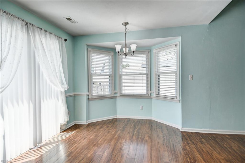 Photo 9 of 38 residential for sale in Chesapeake virginia