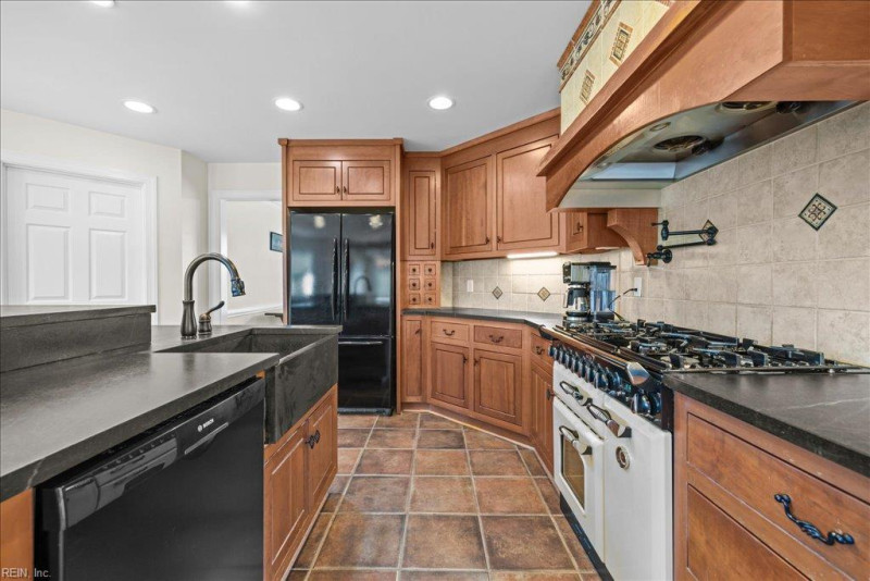 Photo 3 of 50 residential for sale in Suffolk virginia
