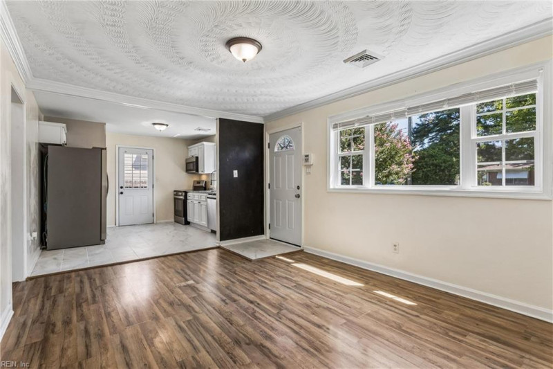 Photo 11 of 31 residential for sale in Chesapeake virginia