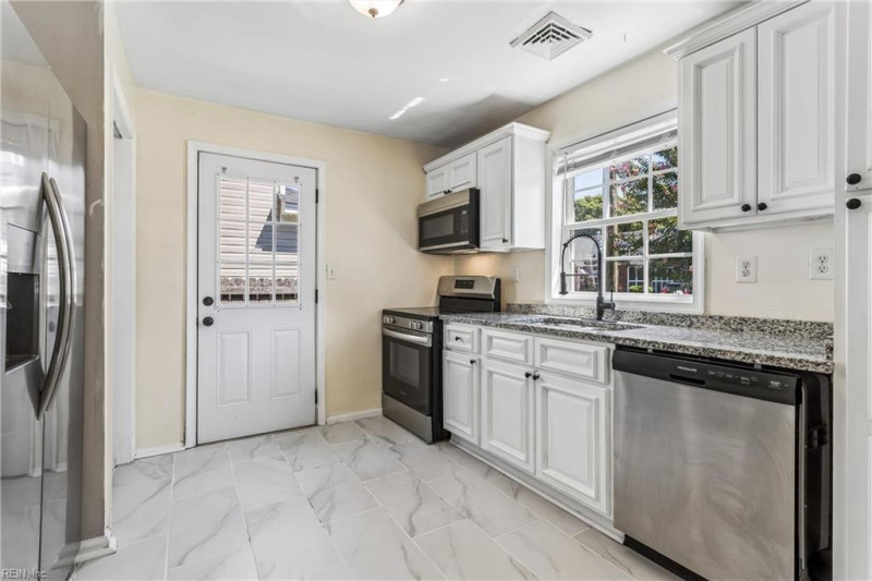 Photo 5 of 31 residential for sale in Chesapeake virginia