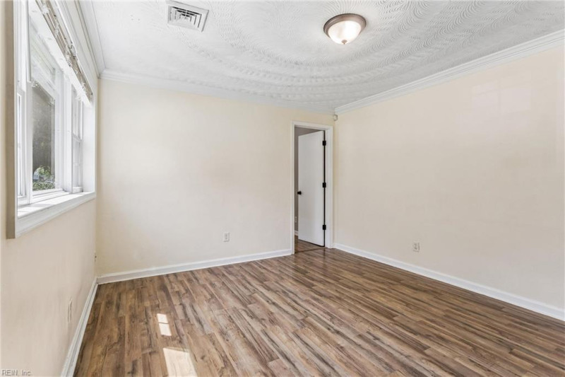 Photo 9 of 31 residential for sale in Chesapeake virginia