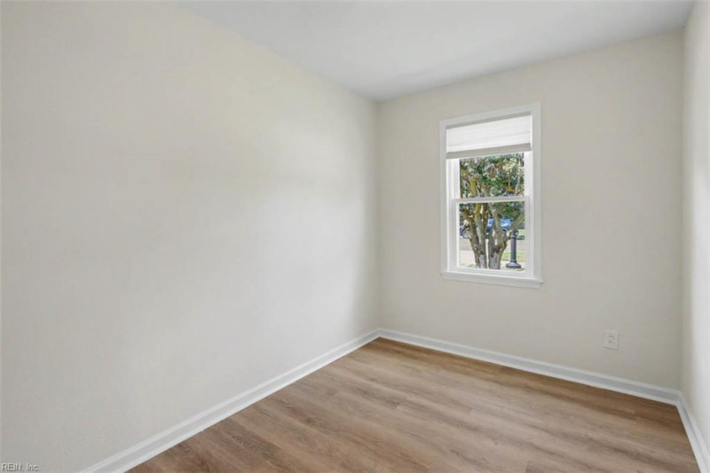 Photo 13 of 32 residential for sale in Hampton virginia