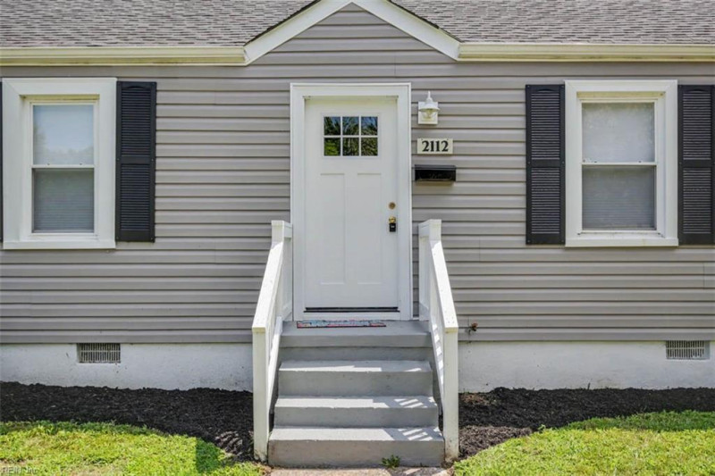 Photo 4 of 32 residential for sale in Hampton virginia