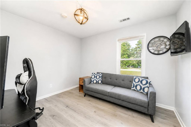 Photo 14 of 30 residential for sale in Gloucester County virginia