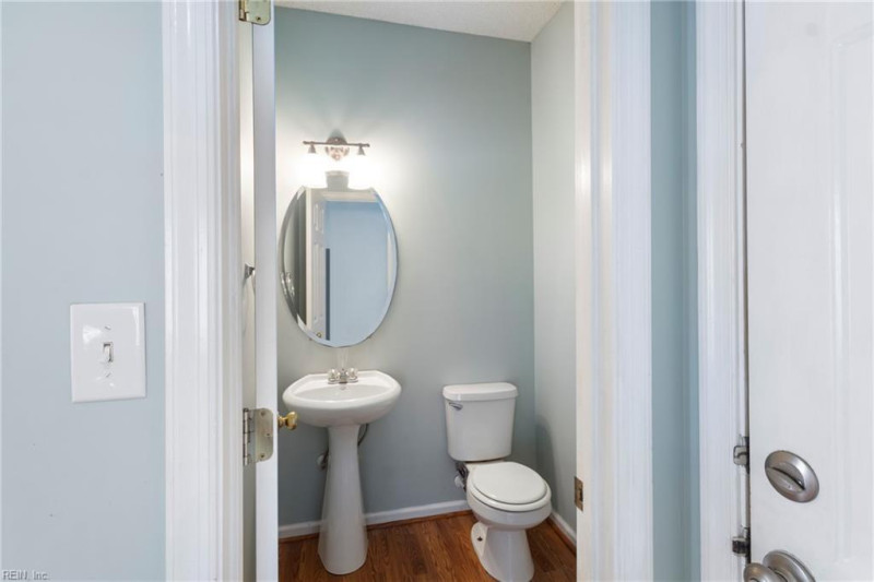 Photo 13 of 36 residential for sale in York County virginia