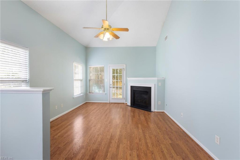 Photo 4 of 36 residential for sale in York County virginia