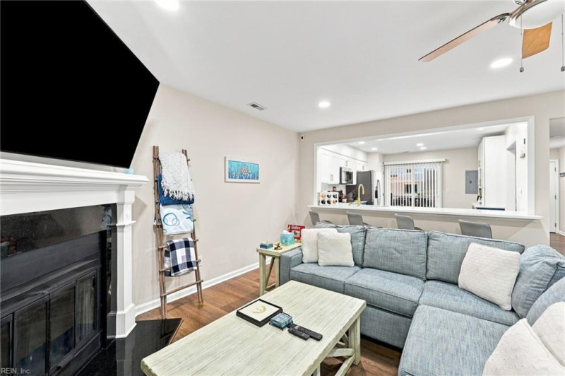 Photo 10 of 41 residential for sale in Virginia Beach virginia