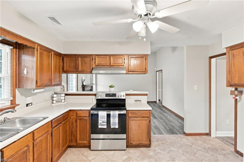 Photo 11 of 40 residential for sale in Chesapeake virginia