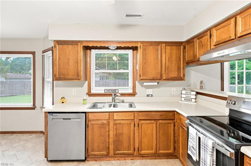 Photo 12 of 40 residential for sale in Chesapeake virginia