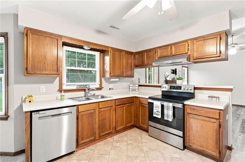 Photo 16 of 40 residential for sale in Chesapeake virginia