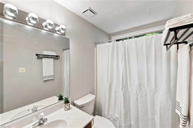 Photo 25 of 40 residential for sale in Chesapeake virginia