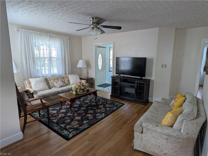 Photo 4 of 15 residential for sale in Hampton virginia